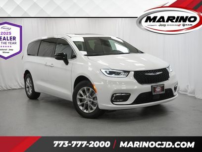 New 2025 Chrysler Pacifica Select