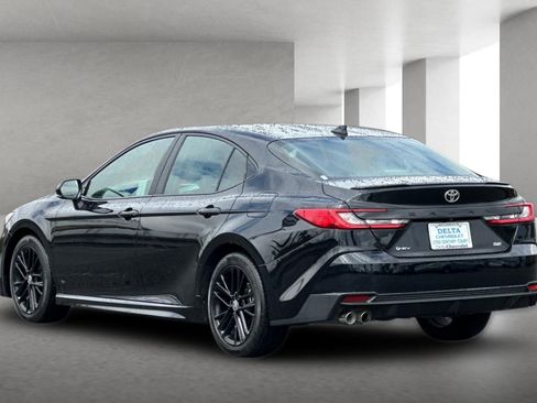 Used 2025 Toyota Camry SE image 6