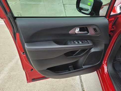 Used 2026 Chrysler Pacifica Select FWD image 8