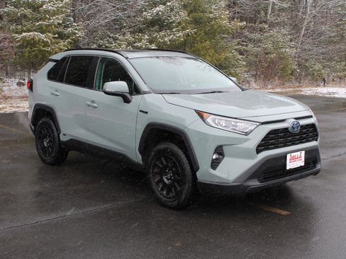 Used 2020 Toyota RAV4 XLE w/ Convenience Package image 3