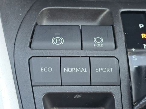 Used 2021 Toyota RAV4 LE image 22