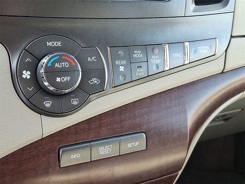 Used 2014 Toyota Sienna XLE image 14