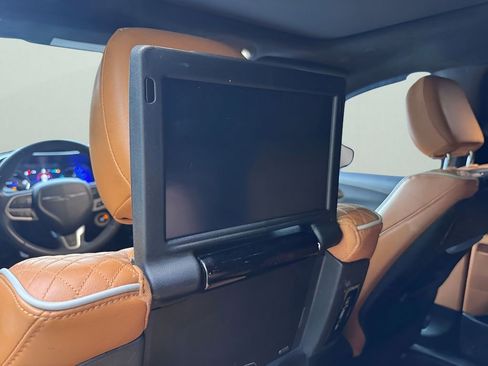 Used 2023 Chrysler Pacifica Pinnacle FWD image 9