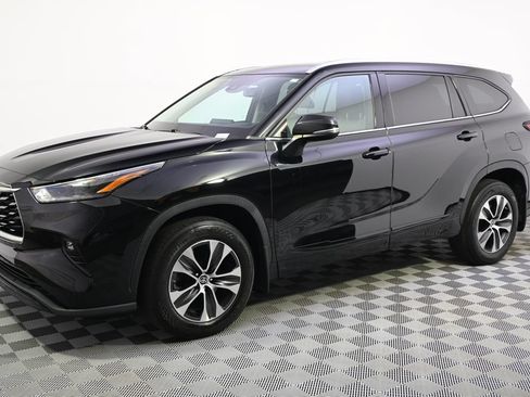 Used 2021 Toyota Highlander XLE AWD/4WD image 2