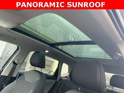 New 2024 Volkswagen Taos SE image 5