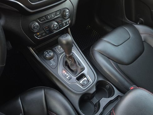 Used 2021 Jeep Cherokee Trailhawk AWD/4WD image 26