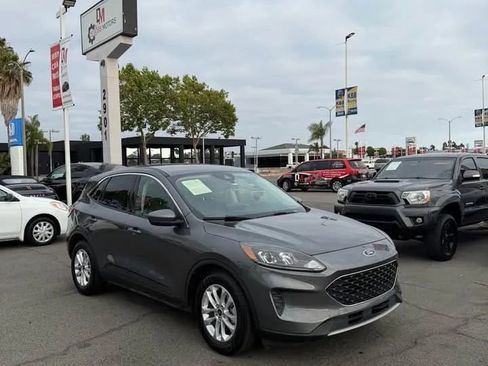 Used 2021 Ford Escape SE w/ Cold Weather Package FWD image 4