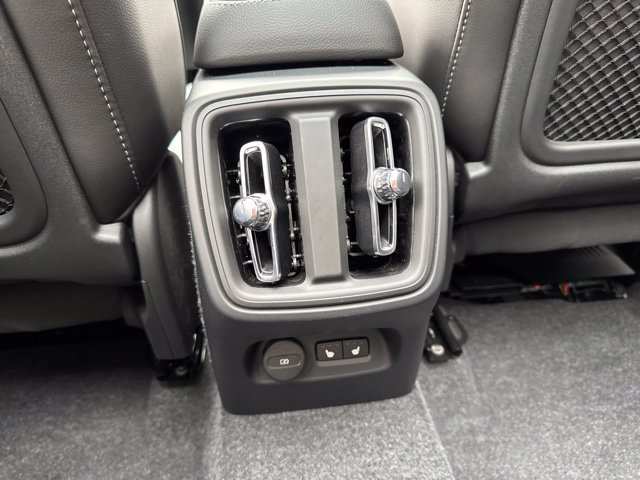 Certified 2025 Volvo XC40 B5 Plus AWD/4WD image 17