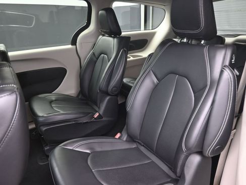 Used 2023 Chrysler Pacifica Touring-L image 14