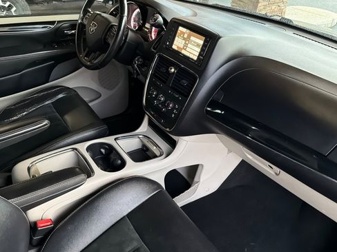 Used 2017 Dodge Grand Caravan SXT image 22