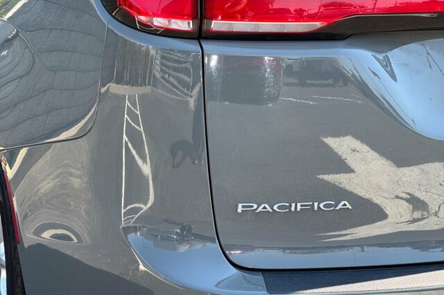 Used 2022 Chrysler Pacifica Touring-L FWD image 24