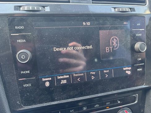 Used 2018 Volkswagen Golf SE image 24