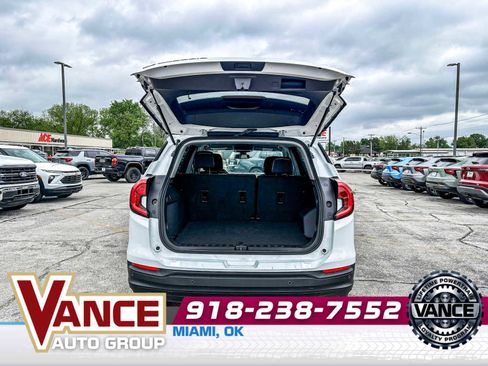 Used 2024 GMC Terrain SLE w/ Driver Convenience Package FWD image 14