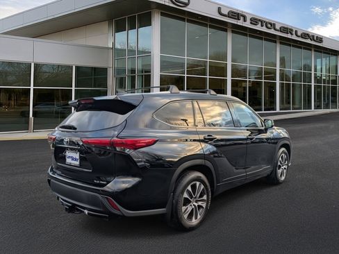 Used 2022 Toyota Highlander XLE image 3