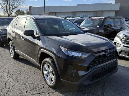Used 2021 Toyota RAV4 LE image 1
