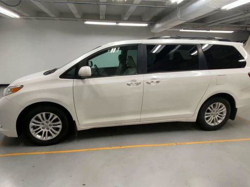 Used 2017 Toyota Sienna XLE FWD image 6