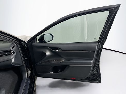 Used 2022 Toyota Camry SE image 33