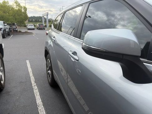 Used 2023 Toyota Highlander XLE FWD image 8