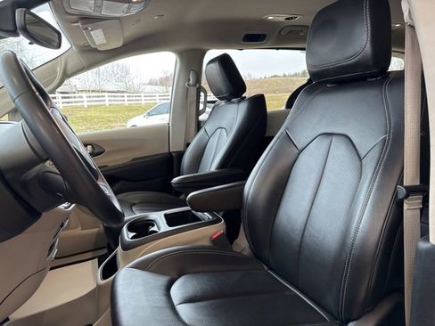 Used 2024 Chrysler Pacifica Touring-L image 16