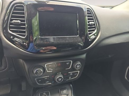 Used 2018 Jeep Compass Latitude w/ Popular Equipment Group FWD image 10