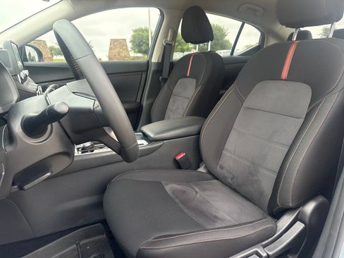Used 2025 Nissan Sentra SR FWD image 10