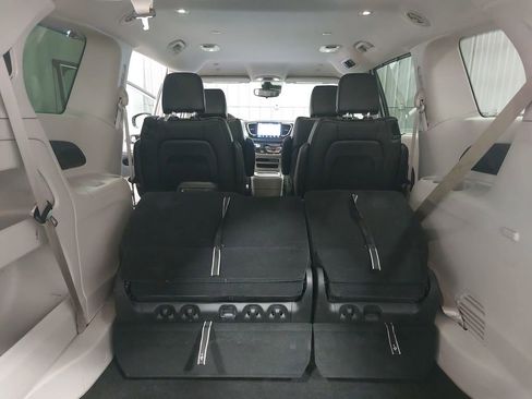 Used 2024 Chrysler Pacifica Touring-L image 13