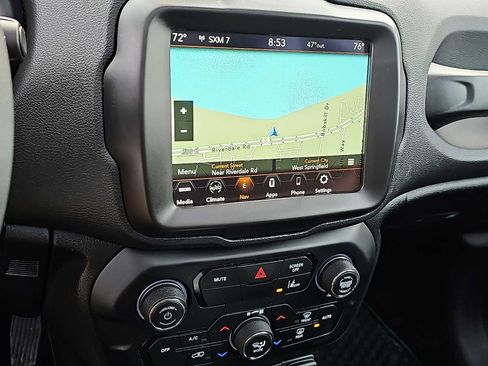 Used 2023 Jeep Renegade Latitude w/ Sun & Fun Group image 17