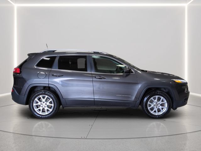Used 2016 Jeep Cherokee Latitude w/ Cold Weather Group AWD/4WD image 6