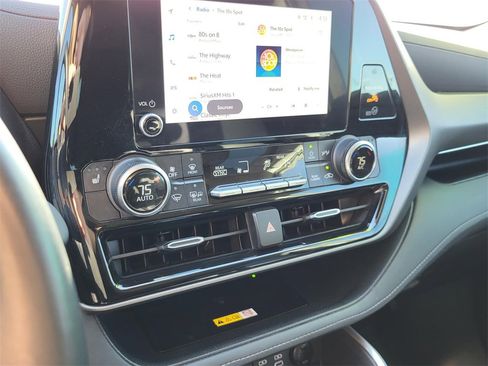 Used 2023 Toyota Highlander XLE image 29