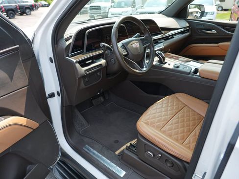 Used 2022 Cadillac Escalade Premium Luxury AWD/4WD image 13
