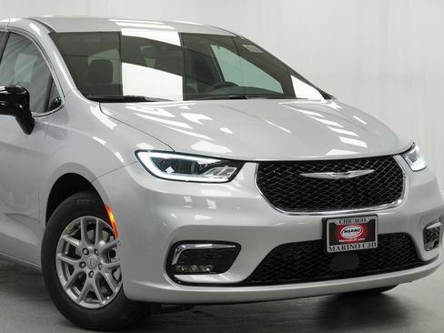 New 2026 Chrysler Pacifica Select image 3