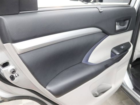 Used 2018 Toyota Highlander XLE AWD/4WD image 18
