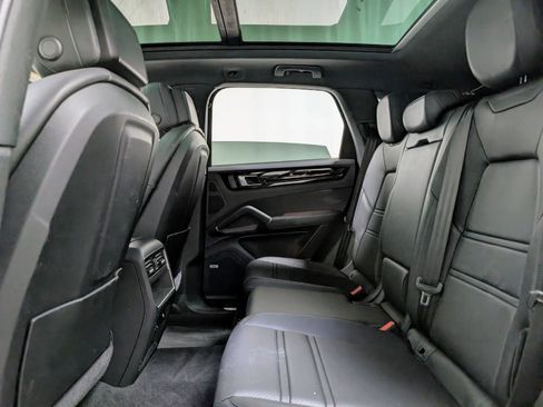 Used 2022 Porsche Cayenne Platinum Edition w/ Premium Package image 18