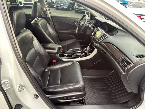 Used 2017 Honda Accord Touring image 10