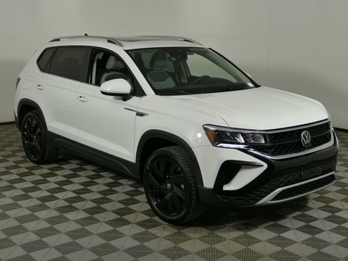 Used 2024 Volkswagen Taos SE w/ Panoramic Sunroof Package image 1