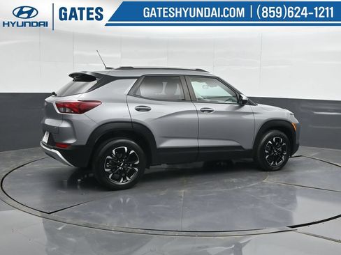 Used 2023 Chevrolet TrailBlazer LT FWD image 2
