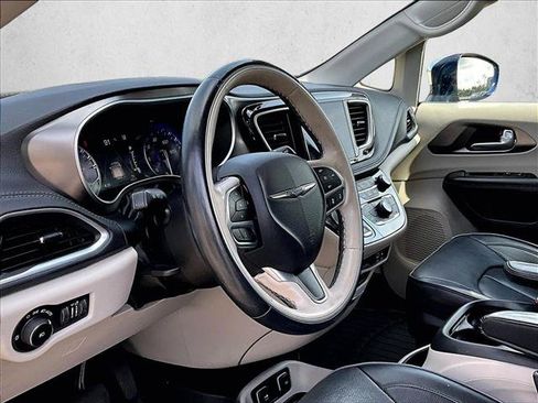Used 2018 Chrysler Pacifica Limited w/ Advanced Safetytec Group FWD image 13