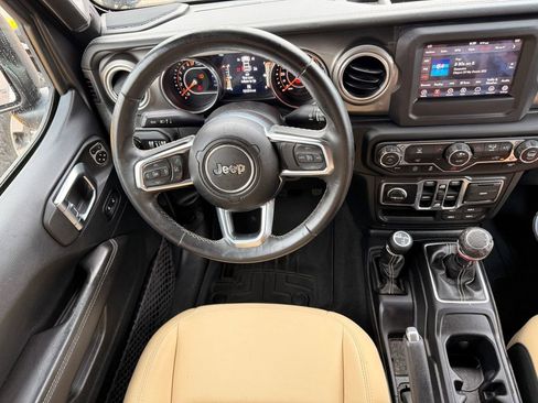 Used 2018 Jeep Wrangler Unlimited Sahara AWD/4WD image 12