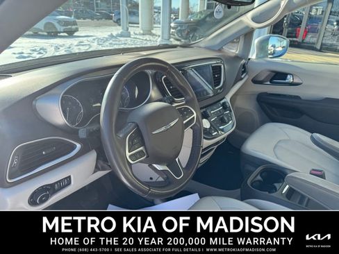 Used 2017 Chrysler Pacifica Touring-L image 16