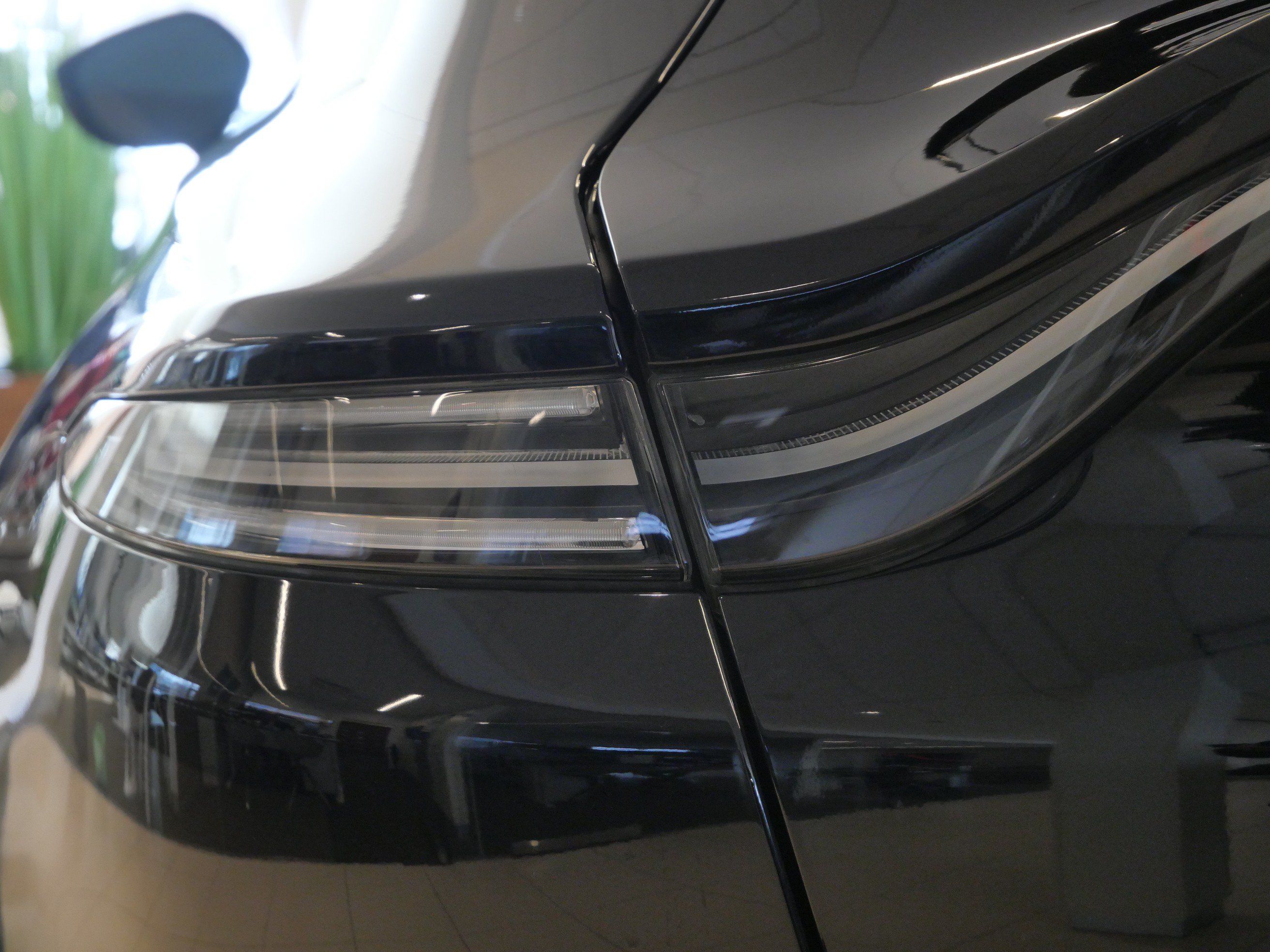 Used 2023 Aston Martin DBX AWD/4WD image 10
