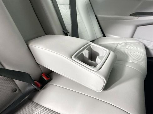 Used 2017 Toyota Camry SE image 33