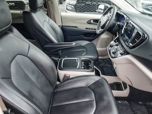 Used 2024 Chrysler Pacifica Touring-L image 15