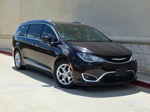 Used 2017 Chrysler Pacifica Touring-L Plus w/ Tire & Wheel Group FWD image 1