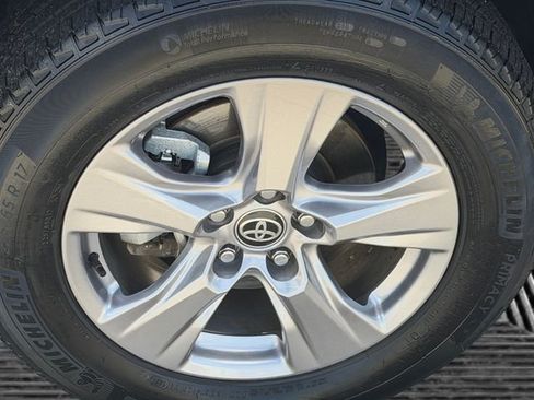 Used 2025 Toyota RAV4 XLE AWD/4WD image 9