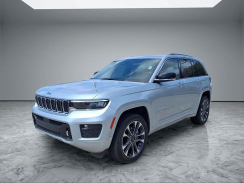 Used 2023 Jeep Grand Cherokee Overland RWD image 3