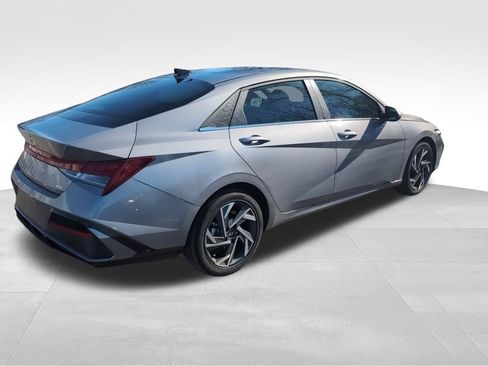 Used 2025 Hyundai Elantra Limited image 8