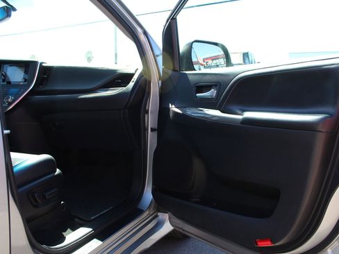 Used 2017 Toyota Sienna SE w/ SE Preferred Package image 12
