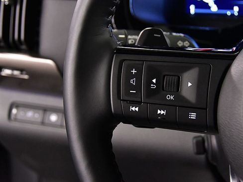 Used 2025 Nissan Pathfinder Platinum AWD/4WD image 18
