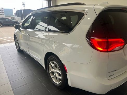 Used 2017 Chrysler Pacifica Touring-L FWD image 9