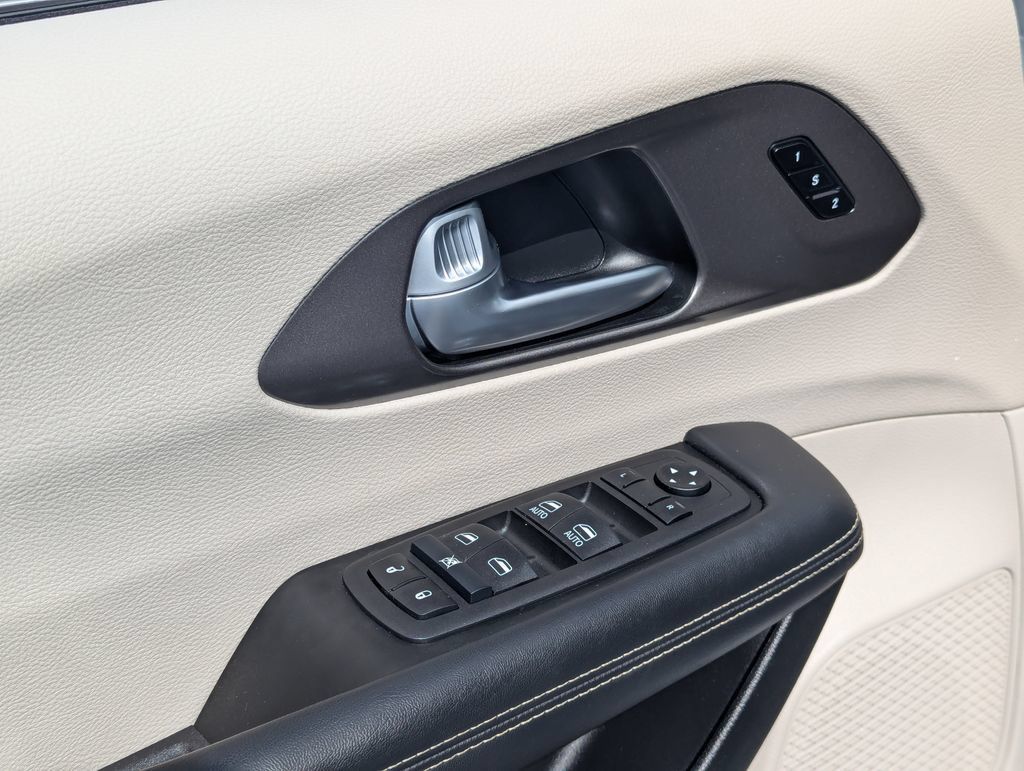 Used 2024 Chrysler Pacifica Touring-L FWD image 27